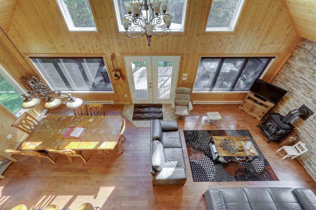 an overhead view of a living room with a wooden ceiling at The Dreamer - Skiing - Spa - Outdoor and Relaxation in Petite-Rivière-Saint-François