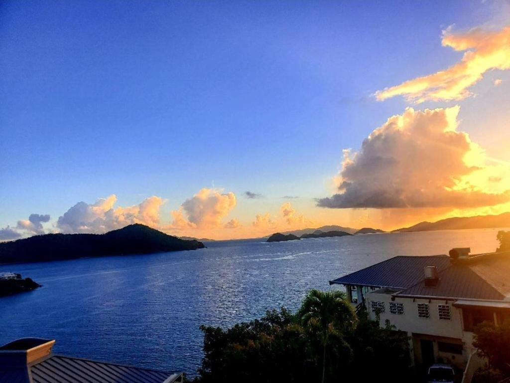 vista di un grande bacino d'acqua al tramonto di Point Pleasant Resort a Frydendal