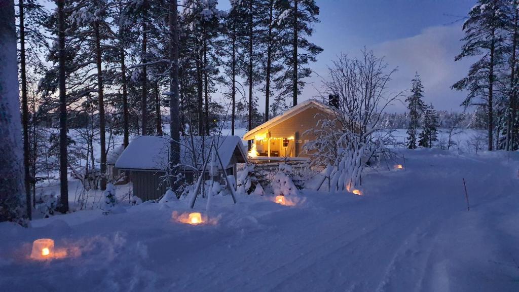 Villa Salme lemmikkiystävällinen mökki Taivalkoskella Jokijärven rannalla v zimě