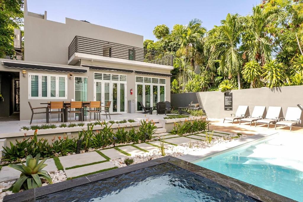 une maison avec une piscine devant dans l'établissement Puerto Rico vacation dream house, à San Juan