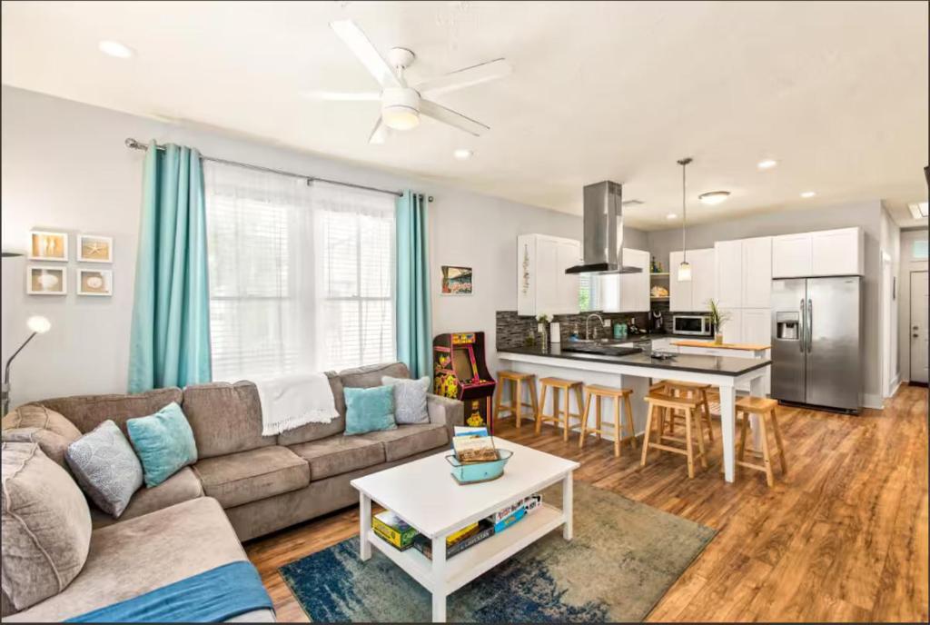 Kuchyň nebo kuchyňský kout v ubytování Cozy 3BD Galveston Beach Getaway