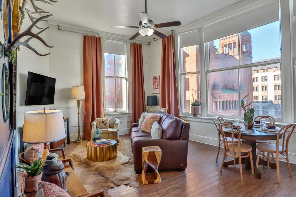 een woonkamer met een bank en een tafel bij Historic Courthouse View- Chic Suite on Riverwalk in San Antonio
