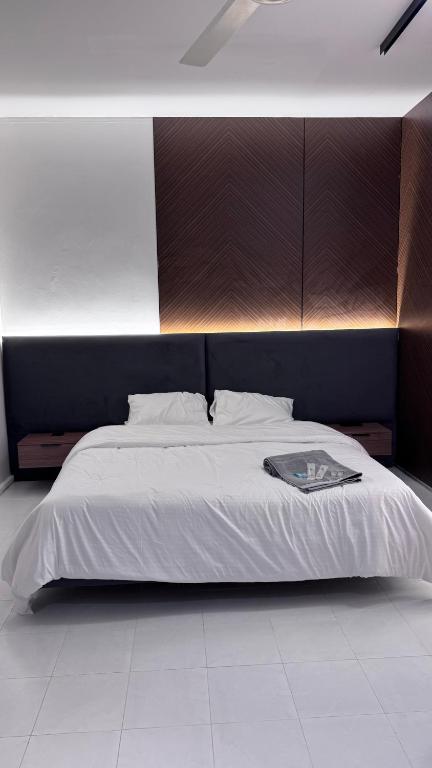 Una cama o camas en una habitación de Aurum Azure