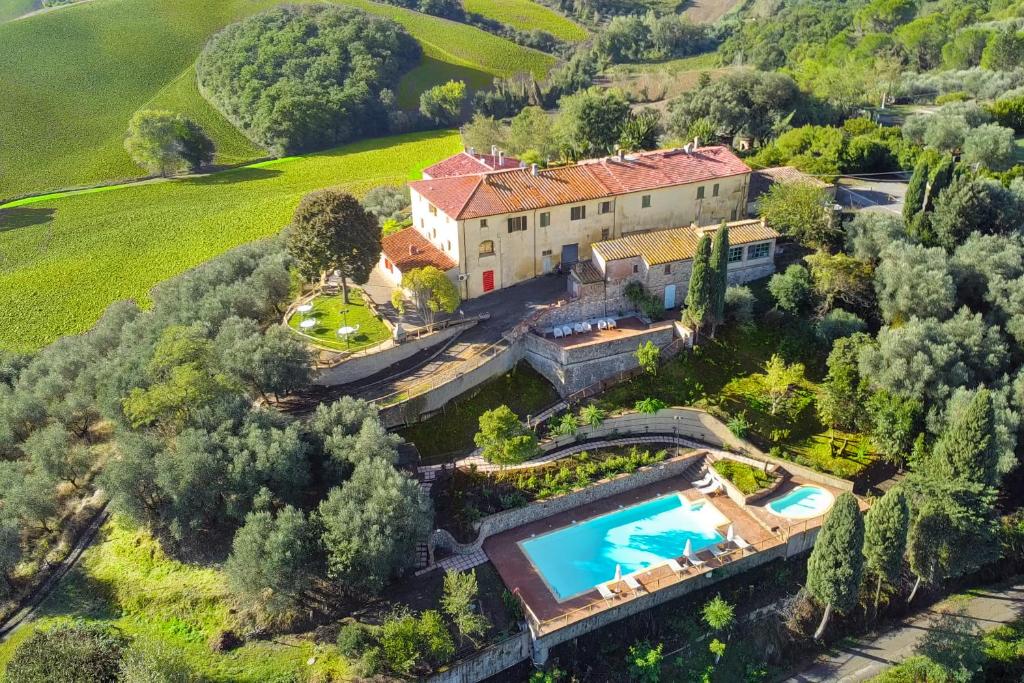 eine Luftaufnahme eines Hauses mit Swimmingpool in der Unterkunft La Lunaria di Lajatico in Laiatico