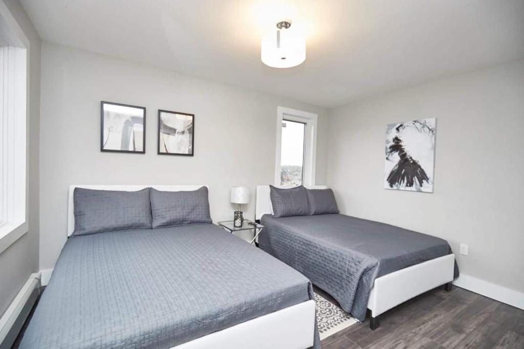 Un dormitorio con dos camas y una ventana en Clifton Hill Hideaway 2b -two Bedroom Condo, en Niagara Falls