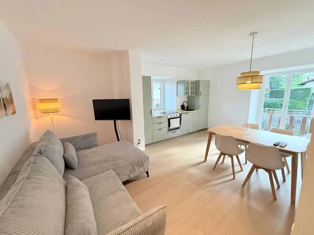 una sala de estar con un sofá y una mesa en LIMIX Stays, en Appiano sulla Strada del Vino