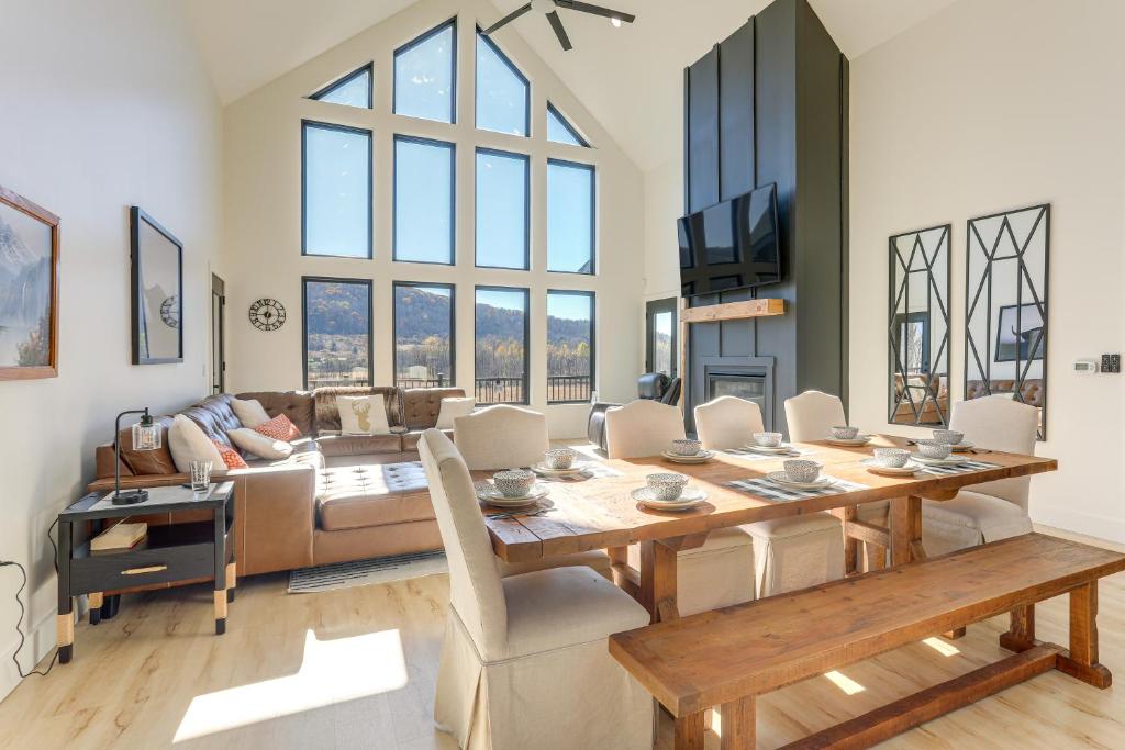 Χώρος καθιστικού στο 3 Mi to Holiday Valley Mtn-View Home with Hot Tub