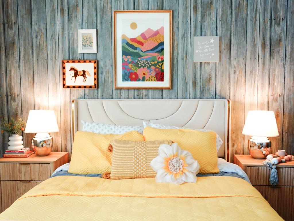 Ένα ή περισσότερα κρεβάτια σε δωμάτιο στο Cozy Quiet Room, Easy FWY60 Access, Near UCR & ONT Airport