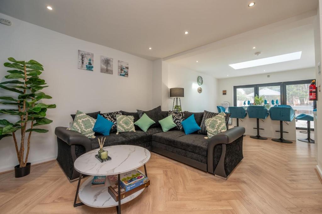 een woonkamer met een bank en een tafel bij Cosy Clay Home in Birmingham