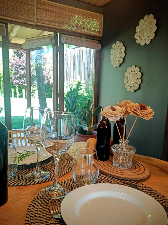 Colonia Las RosasBrasa Loft de Campo的桌子上摆着酒杯和盘子