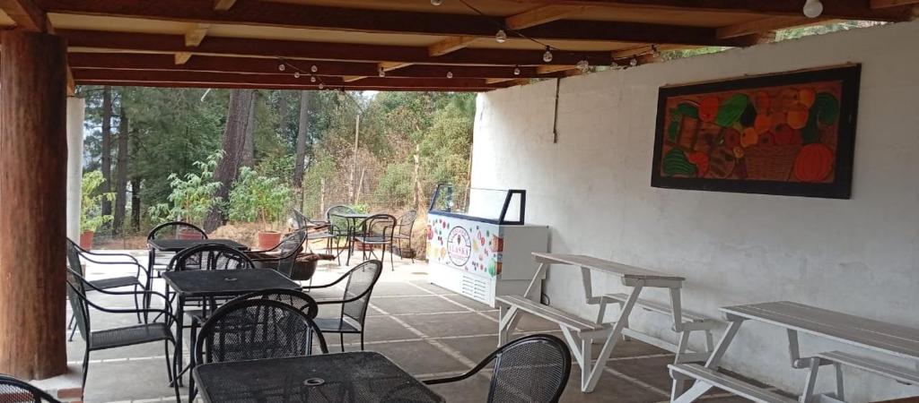 a patio with tables and chairs in a restaurant at CABAÑAS DE LAS MARIPOSAS in Valle de Bravo