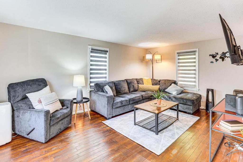 a living room with a couch and two chairs at Cozy Home 4 Mi to YSU Campus Penguins Welcome! in Boardman