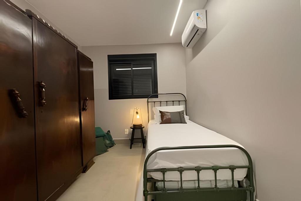 Ένα ή περισσότερα κρεβάτια σε δωμάτιο στο Retro Elegance, Acoonchergo com Estilo