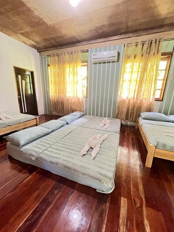 ein Schlafzimmer mit einem Bett und einem Handtuch darauf in der Unterkunft Siquijor Hilltop House Near Cambugahay Falls in Lazi