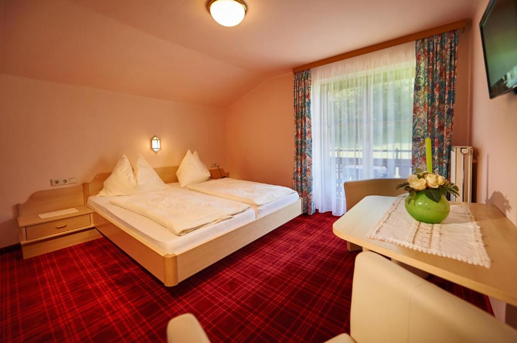 Postel nebo postele na pokoji v ubytování Hotel-Restaurant Schwaiger***