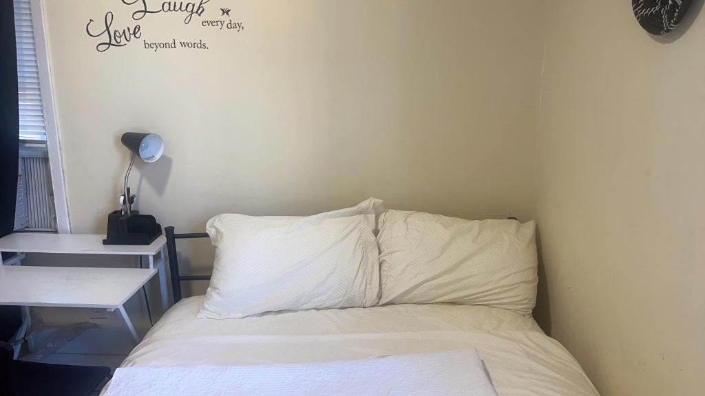 Giường trong phòng chung tại Making Home