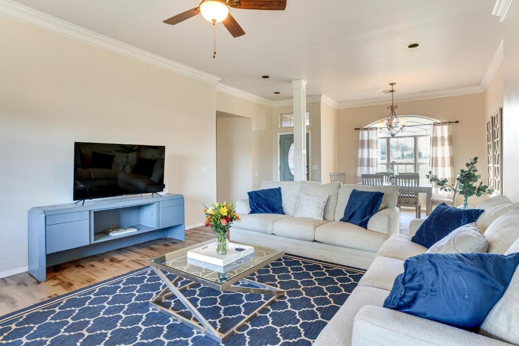 een woonkamer met een bank en een tv bij Less Than 1 Mi to Oak Tree National Cozy Getaway! in Edmond