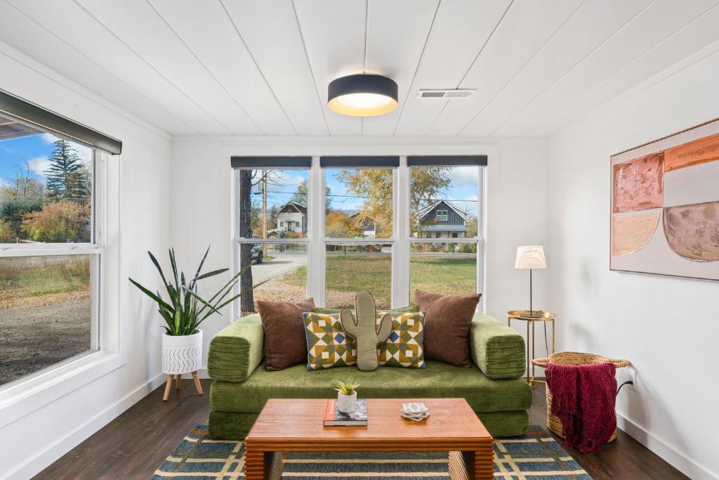 Posezení v ubytování Sunset Haven Dog-friendly Home Near Trails and Lake