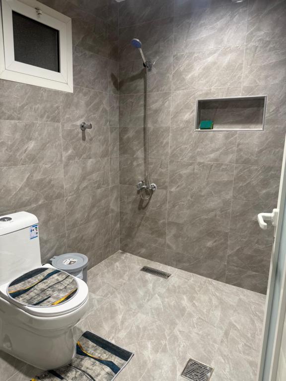a bathroom with a toilet and a shower at شقة مفروشة in Jazan