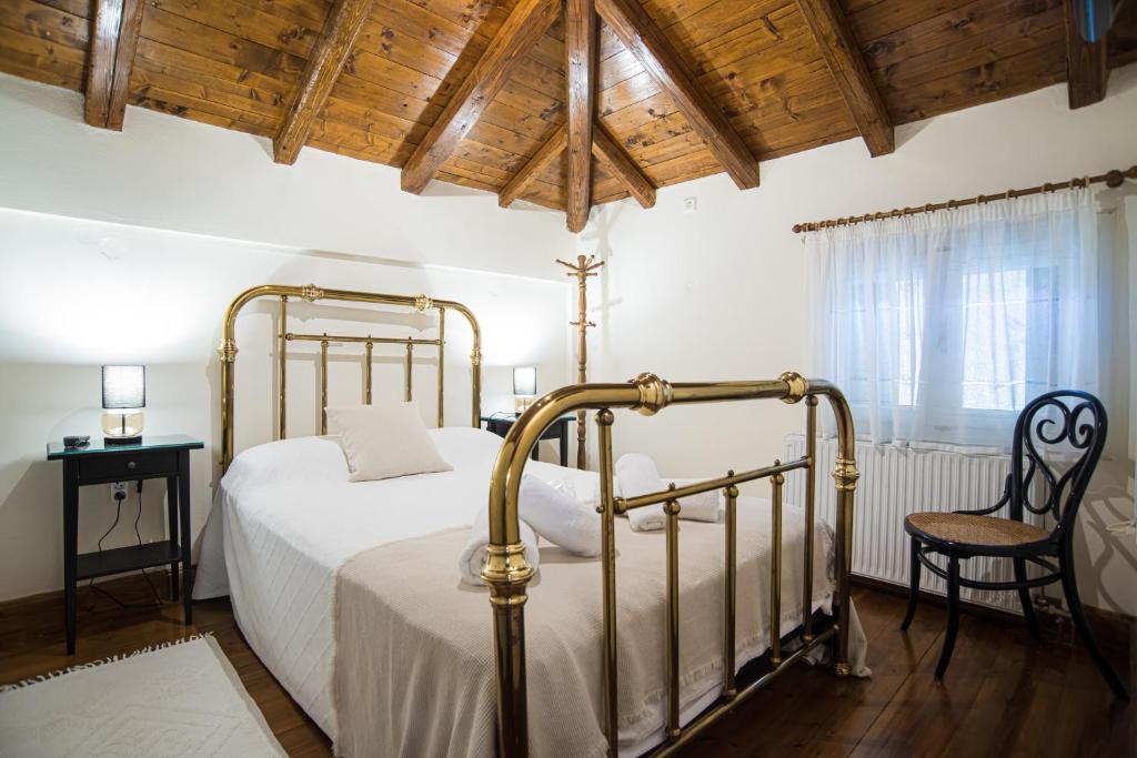 Postel nebo postele na pokoji v ubytování Cozy Attic Suite - Elia Apartments Chrisso