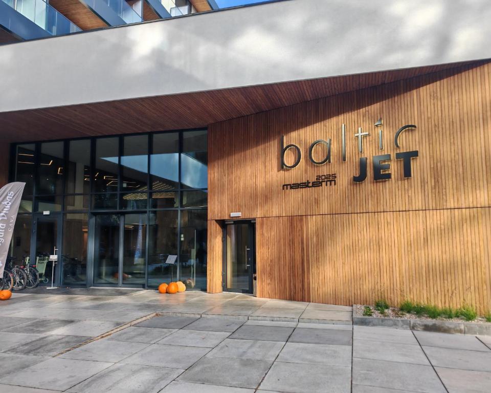 een kantoorpand met pompoenen ervoor bij BalticJetSilverSea in Ustronie Morskie