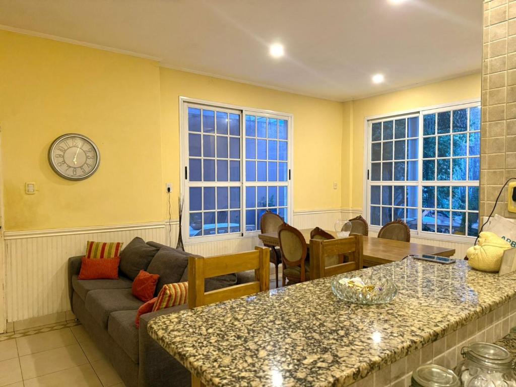 een woonkamer met een bank en een tafel bij Residencia La Serena in Bernal