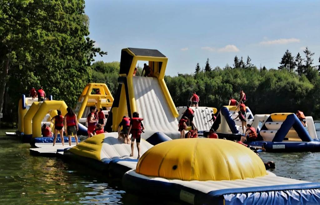 un grupo de personas jugando en una balsa inflable en gîte en campagne Lamégritnière, en Mégrit