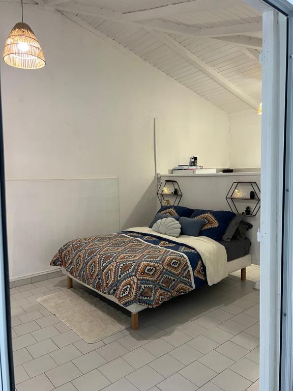 a bedroom with a bed in a white room at Logement à trois rivières à 5min de l embarcadère in Trois-Rivières