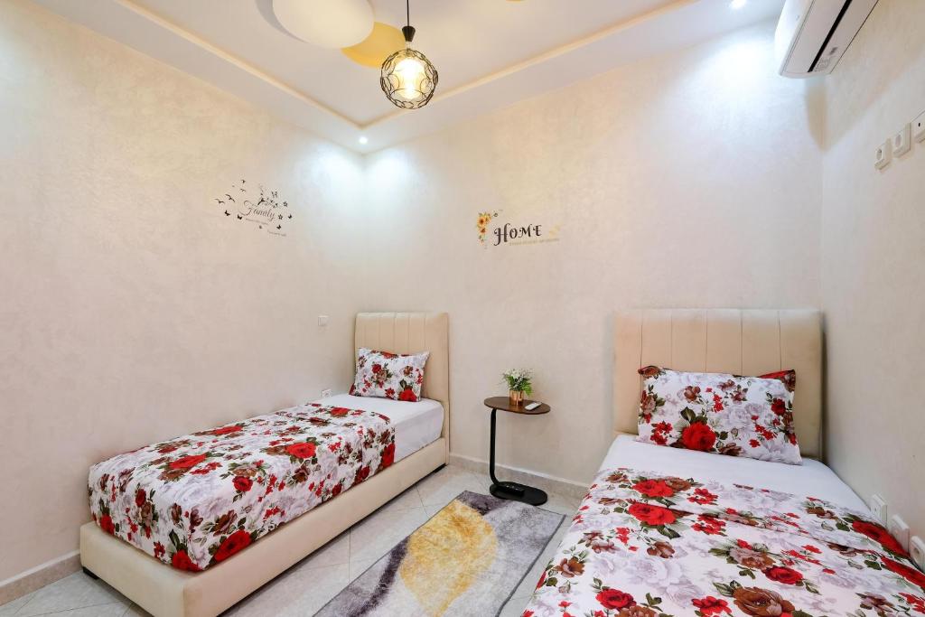 Postel nebo postele na pokoji v ubytování Riad Bollywood- Prince's Suite