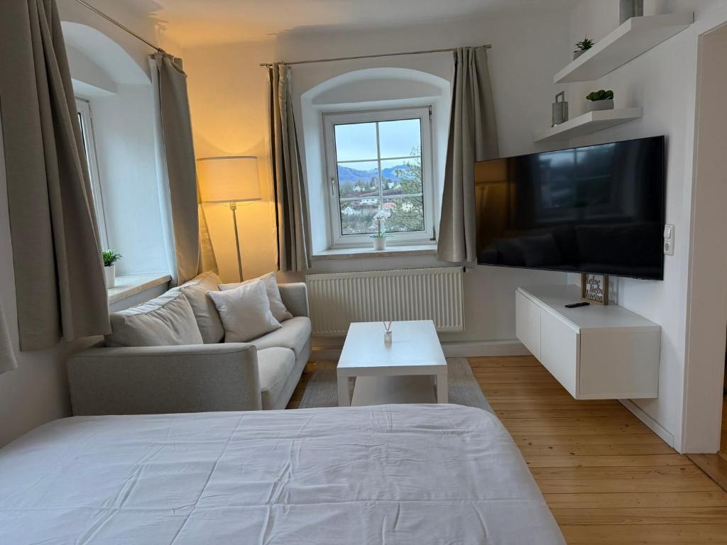 Μια τηλεόραση ή/και κέντρο ψυχαγωγίας στο Yellow House Apartments - Top 3