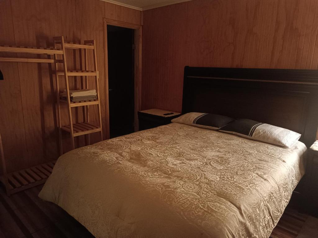 Postel nebo postele na pokoji v ubytování Hospedaje Angaroa a 15 min del centro