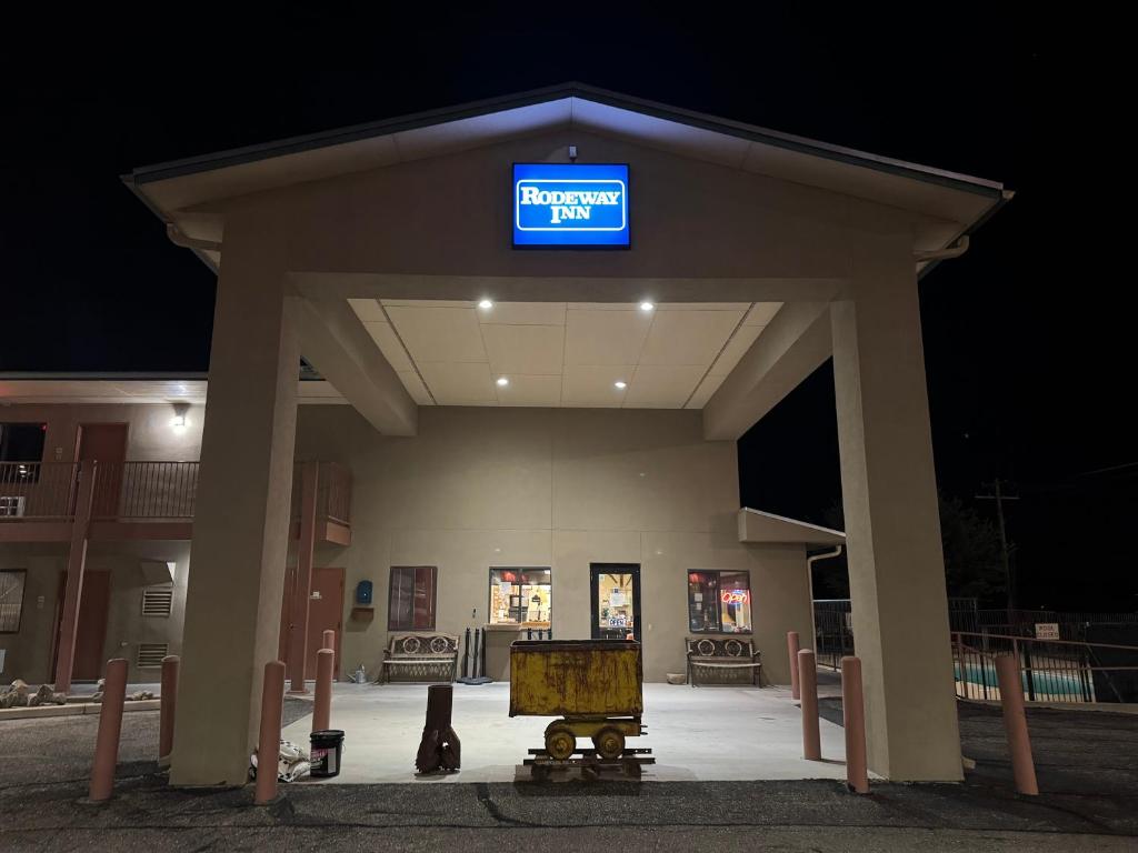 una gasolinera con un cartel encima en Copper Stay Inn - Rodeway Inn Benson AZ I-10 Exit 304, en Benson