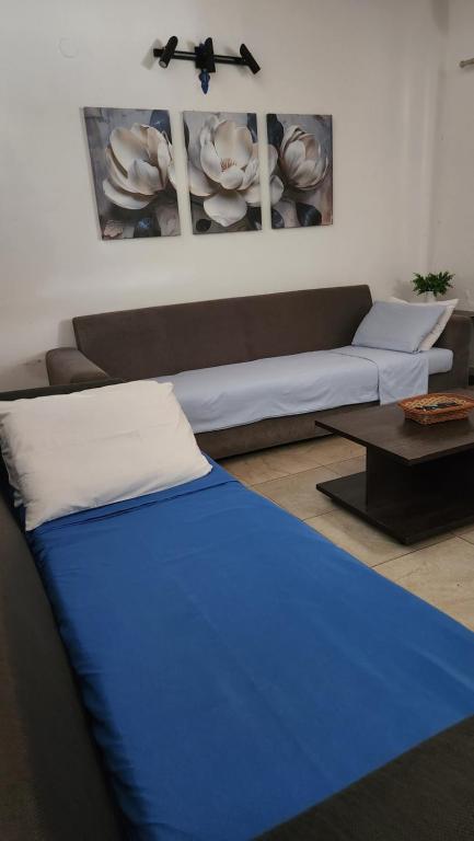 a living room with a couch and a table at Sala en Casa Familiar para 2 personas in Asuncion