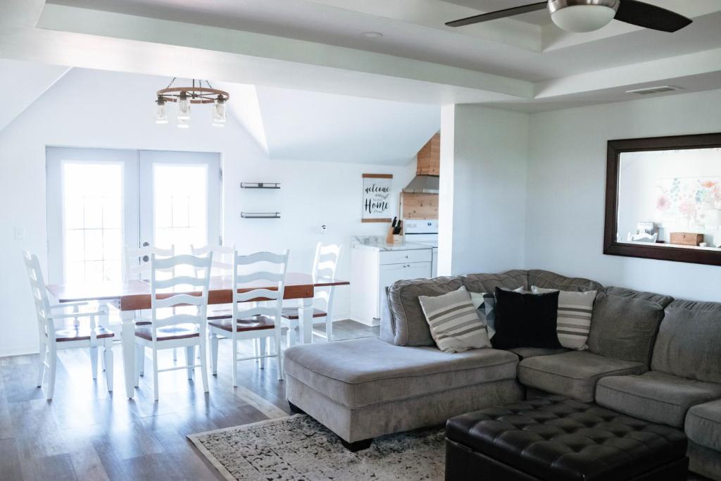 Posezení v ubytování Cordova Retreat - 7 Minutes from the Ark!