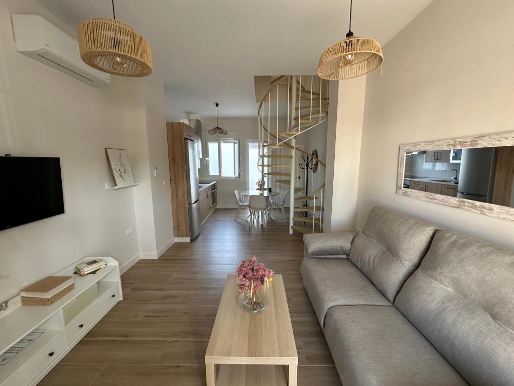 ein Wohnzimmer mit Sofa und Tisch in der Unterkunft Casa Villamezquita in Villarrasa