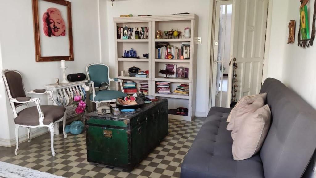a living room with a couch and a table and chairs at Encantador estudio en Chacaito- Excelente ubicación in Caracas