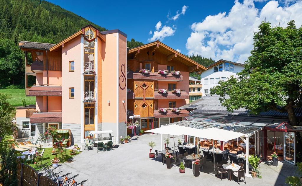 um edifício com mesas e cadeiras em frente em Hotel-Restaurant Schwaiger*** em Eben im Pongau