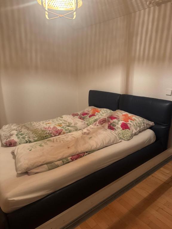 een bed met bloemen op een kamer bij Ausblick in Stuttgart