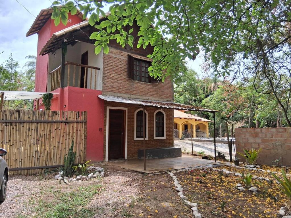 a small house with a red at Chale com Hidromassagem na Serra do Cipó in Santana do Riacho