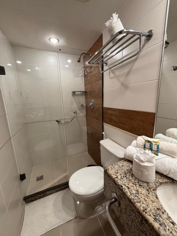 Un baño con ducha, inodoro y lavabo. en Flat barra residence-3 pessoas-Fa1204-4, en Río de Janeiro