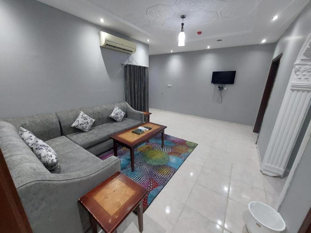 un salon avec un canapé et une table dans l'établissement تميز الحمدانية Tamayoz Al-Hamdaneyah, à Djeddah