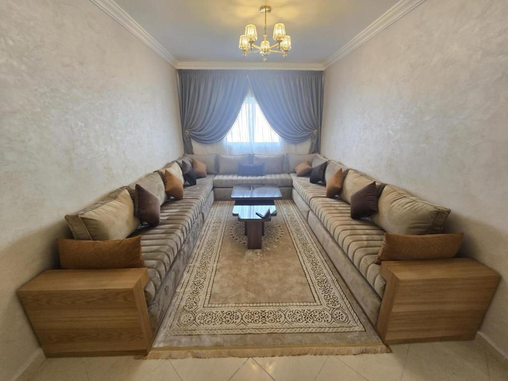 Χώρος καθιστικού στο Appartement neuf et raffiné à Tanger