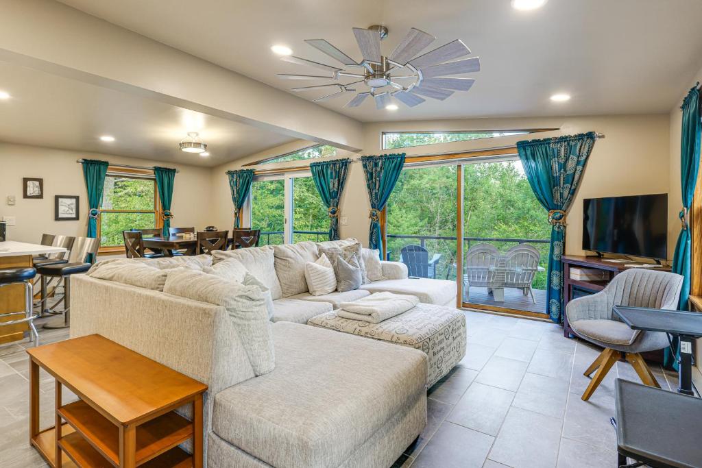 ein Wohnzimmer mit Sofa und Fernseher in der Unterkunft 9 Mi to Hickory Ski Center Wooded Warrensburg Gem in Bolton