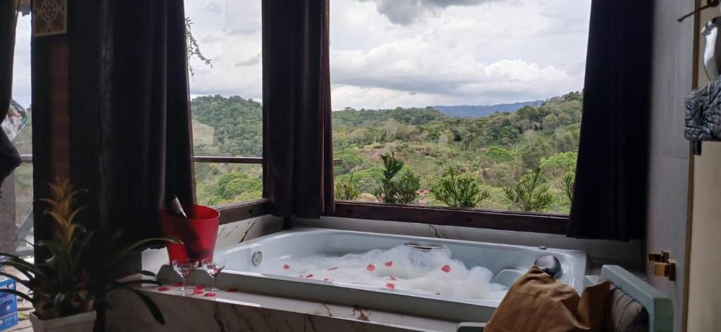 Nespecifikovaný výhled na hory nebo výhled na hory při pohledu z chaty