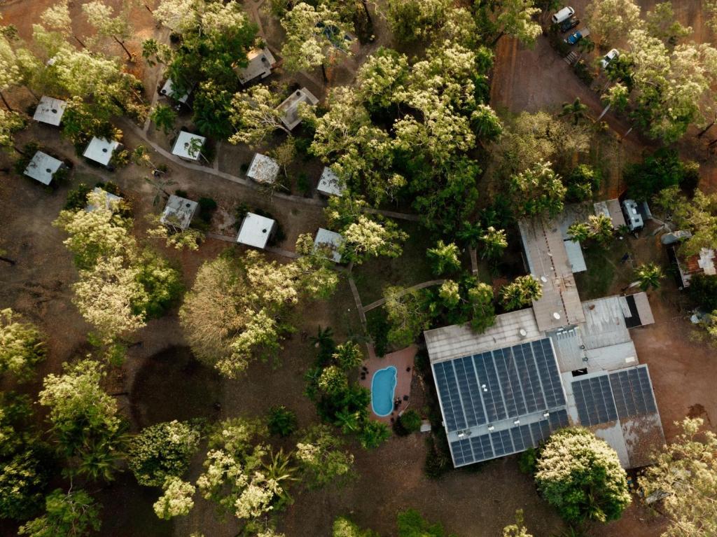 Una vista aérea de un jardín con paneles solares. en Breeze Holiday Parks - Mary River, en Marrakai