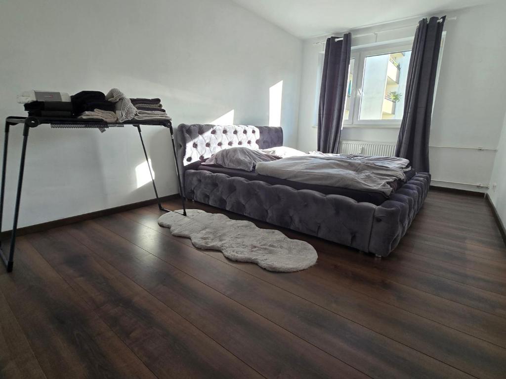 Una sala de estar con un sofá y suelo de madera. en Luxury Stay Hannover, en Hannover