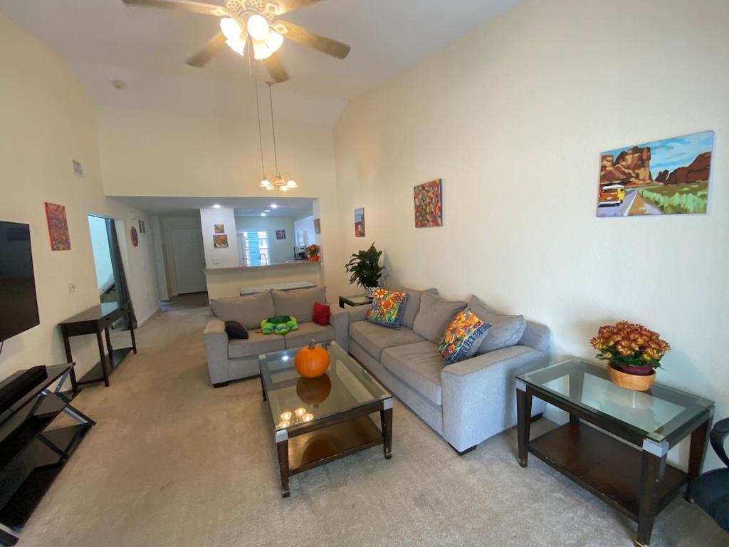 Χώρος καθιστικού στο Florida condo close to Warm Mineral Springs