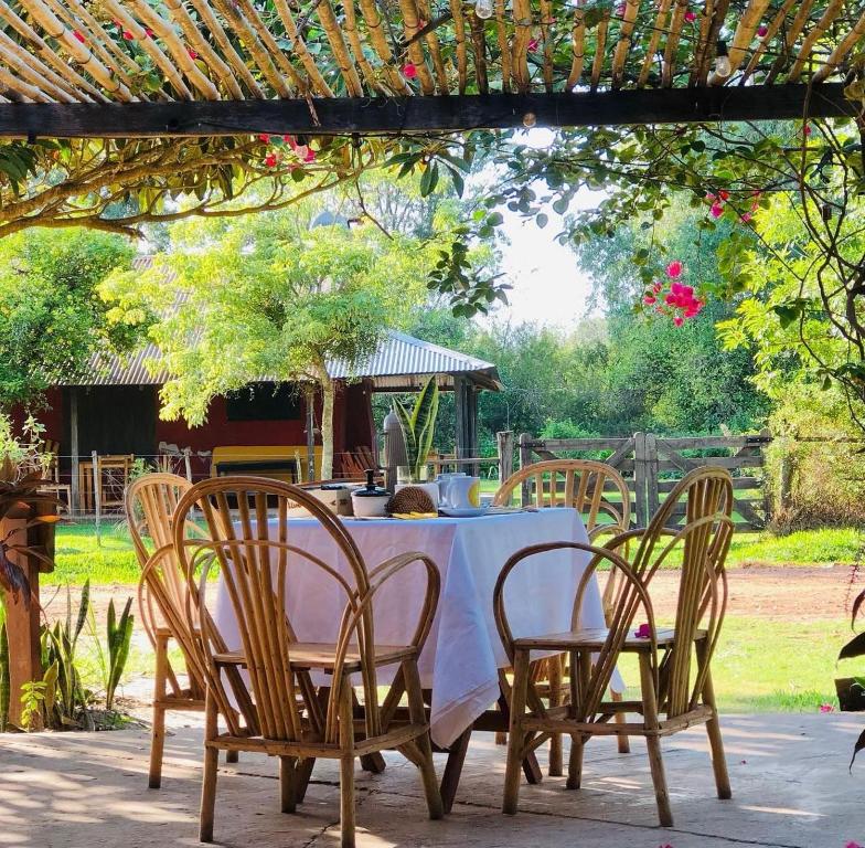 a table and chairs under a pergola at Che Cambá in Colonia Carlos Pellegrini