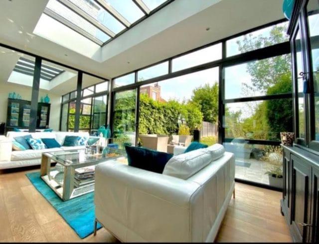 a living room with a white couch and a table at Superbe maison 4 chambres avec jardin Marcq in Marcq-en-Baroeul