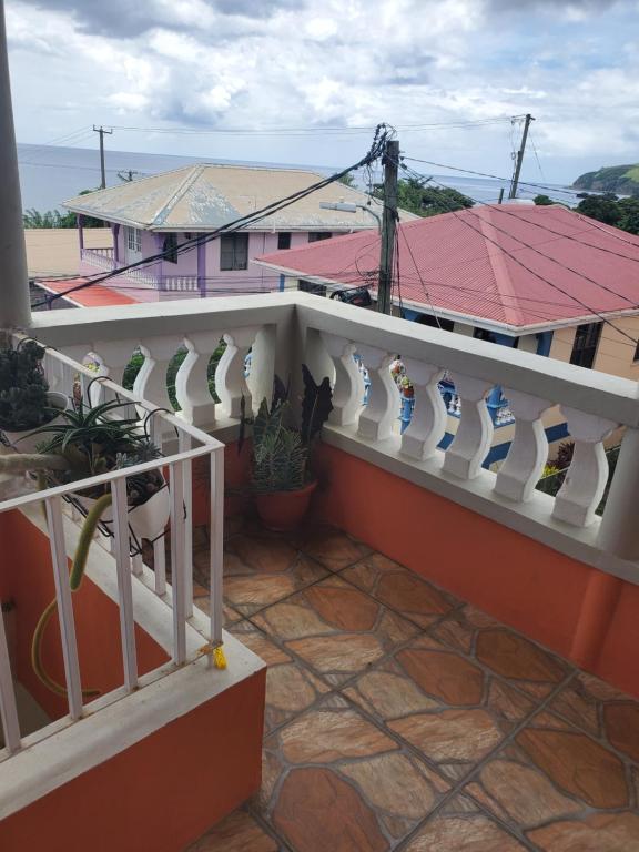 MahautにあるAshmak apartmentの白い手すりの家のバルコニー